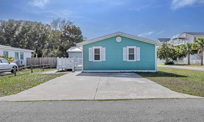 Carolina Beach Casa | SFW131: Bluefish Cottage - Charming Coastal Cottage in the heart of Pleasure Isl