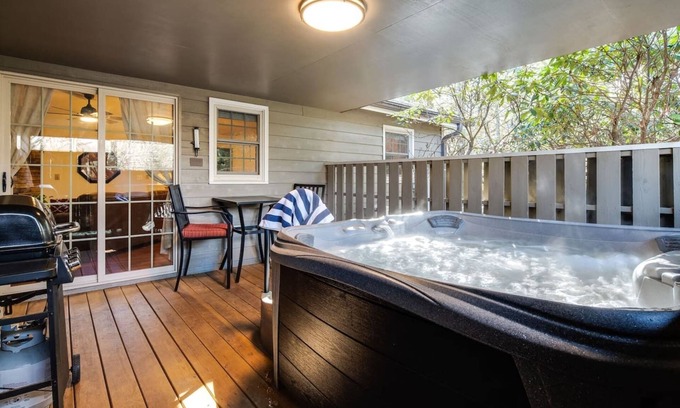 Asheville Casa | SGL-LVL | Hot Tub | Fireplace | EV Charger | Grill