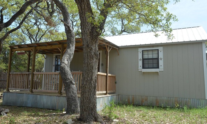 Wimberley Cabina | Shabby Chic Cabin con bañera de hidromasaje, internet y mascotas.