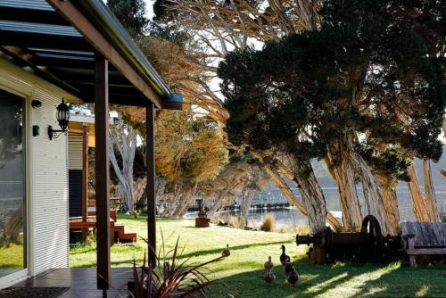 Strahan Casa | Shack on the Bay - A Lovely Bayside Cabin