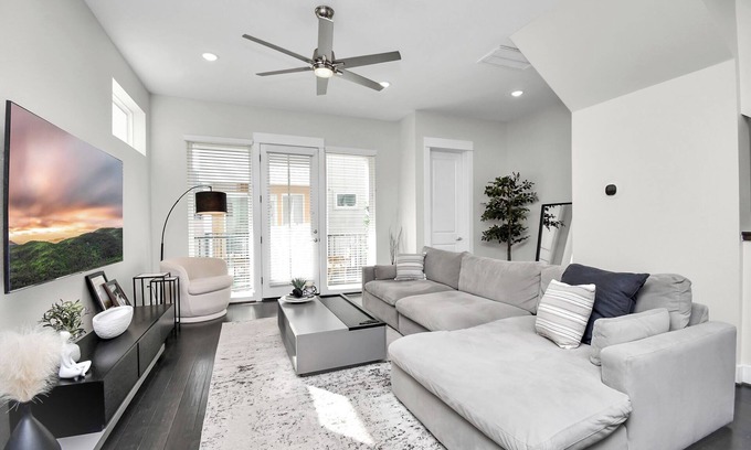 MacGregor Casa | Shades of Gray - Central - Garage - 300mbs WIFI - King