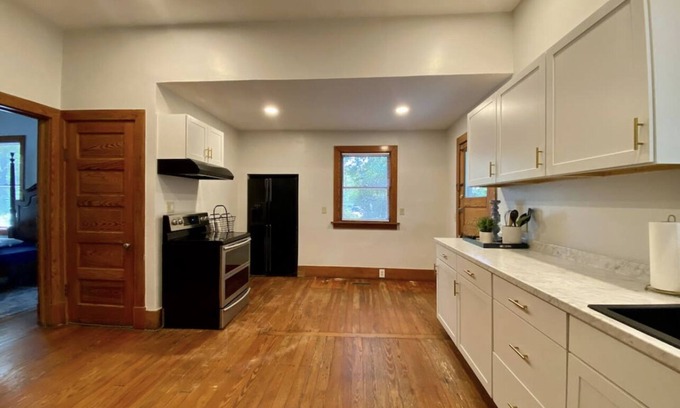Burton Casa | Shadow Dawn | Lovely Historic Southern Home | Sleeps 6!
