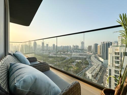 Jumeirah Village Circle Apartamento | Shadow Lounge Suites Work Station & Dubai Skyline Views