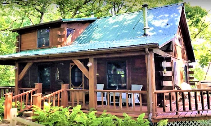 Ferryville Cabina | Shady Oaks -- Charming and secluded log cabin surrounded by trees!