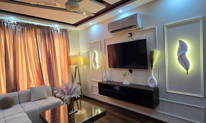 Lahore Apartamento | Shahzaib's Home 1BHK Fully Furnished Apartment at City Center