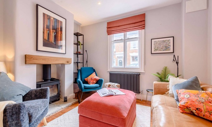City Centre Cabaña | Shakespeare Cottage - a cottage that sleeps 6 guests in 3 bedrooms