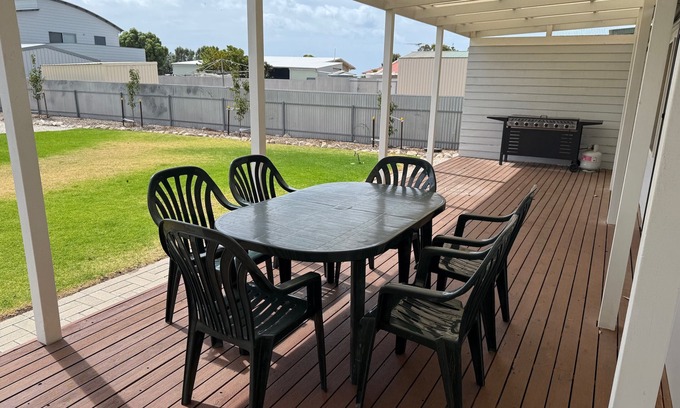 Port Vincent Casa | Shakona-Only 1 street back from the foreshore!