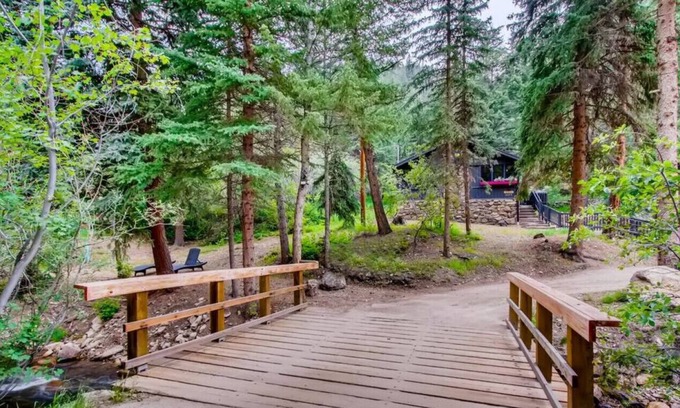 Idaho Springs Cabina | SHALE Vibrant & Chic Mod Stylish CREEKSIDE CABIN