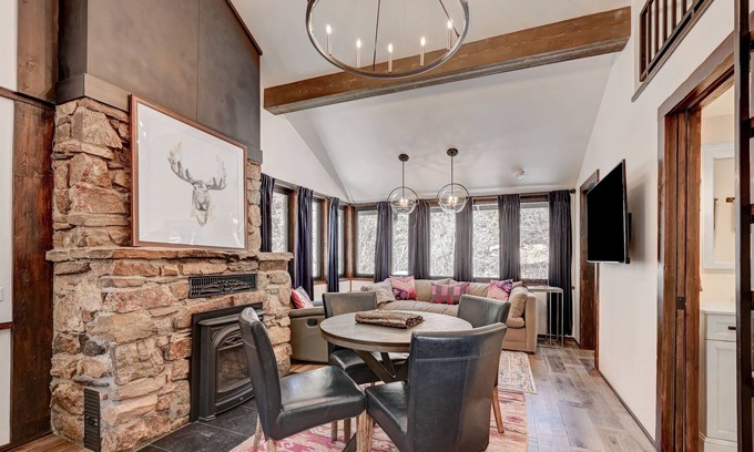 Idaho Springs Cabina | Shale Vibrant & Chic Mod Stylish Creekside Cabin