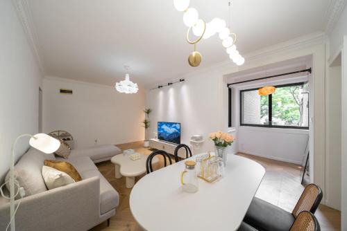 Huaihai Road Commercial Area Apartamento | Shanghai Hills & Serendipity Springtime Family BNB with Two Rooms close to West Nanjing Rd