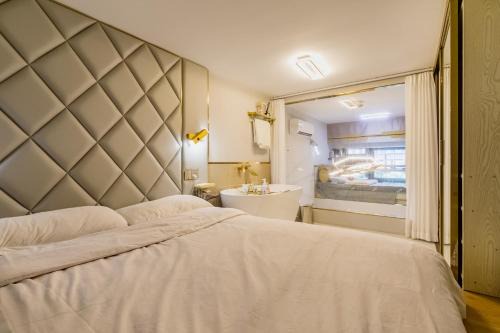 Pudong Apartamento | Shanghai Stylish Loft near Riverside Smart Home & Bathtub 上海精装复式公寓近黄浦江
