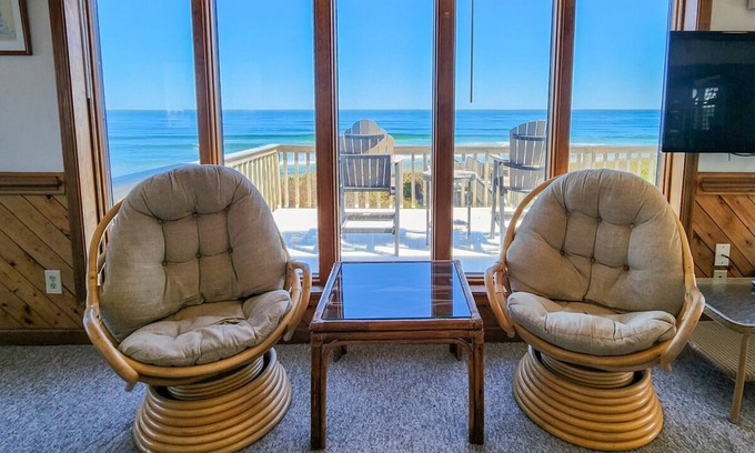 Tuckahoe Casa | “Shangri-la” is a 4 bedroom, 3 ½ bath oceanfront OBX property in the quaint town of Duck.