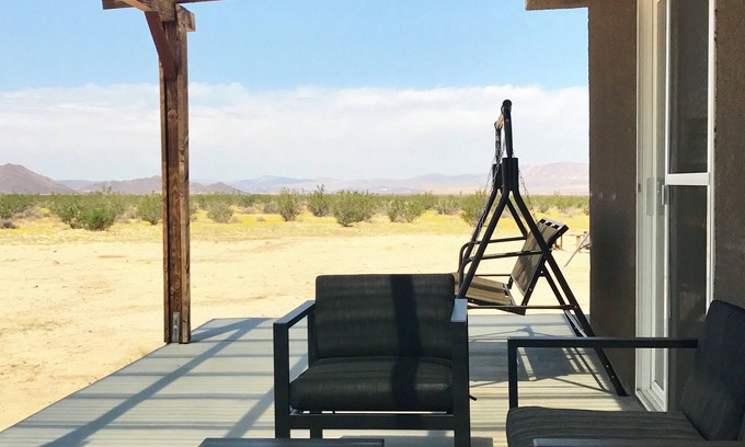Joshua Tree Cabina | “Shangri-La” Mid-Century Mod Cabin with cowboy hot tub and sunset mountain views