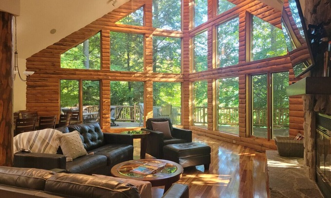 Mancelona Casa | Shanty Creek · Spacious 5-bdr cabin w/hot tub & golf course view!
