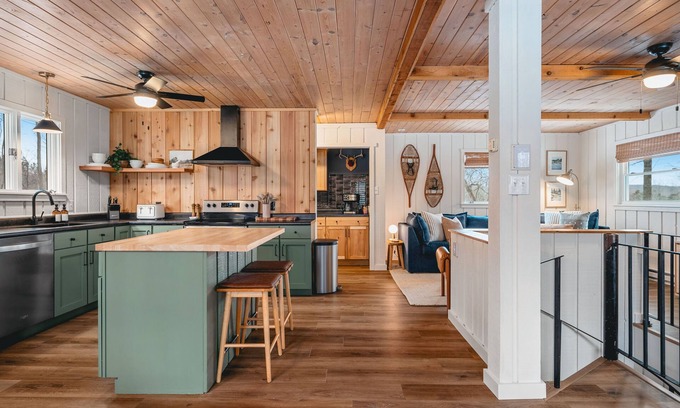 Bellaire Cabina | Shanty Creek, Torch Lake, Pool & Hot Tub Access, and Firepit