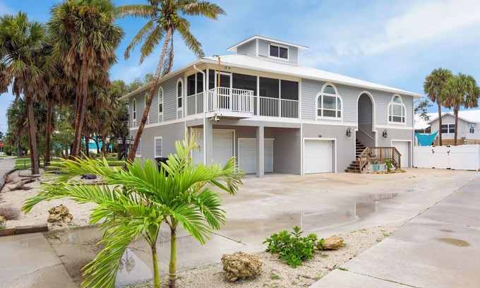 Mid Island Casa | 🏖️Shared Pool | Steps to the Beach | Awesome Location | Beach Villa B🏖️