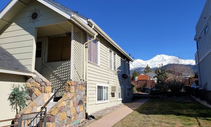 Mount Shasta Condominio | ** ¡LA MEJOR OFERTA DE VRBO! Mt Shasta View, Pet Ok, cerca de las tiendas de cristal del centro