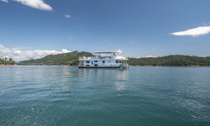 Lakehead Alquiler De Eote | Shasta Marina en la casa flotante de pura sangre de Packers Bay