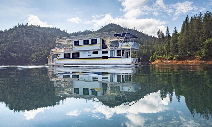 Lakehead Alquiler De Eote | Marina Shasta en la casa flotante Constellation de Packers Bay en el lago Shasta