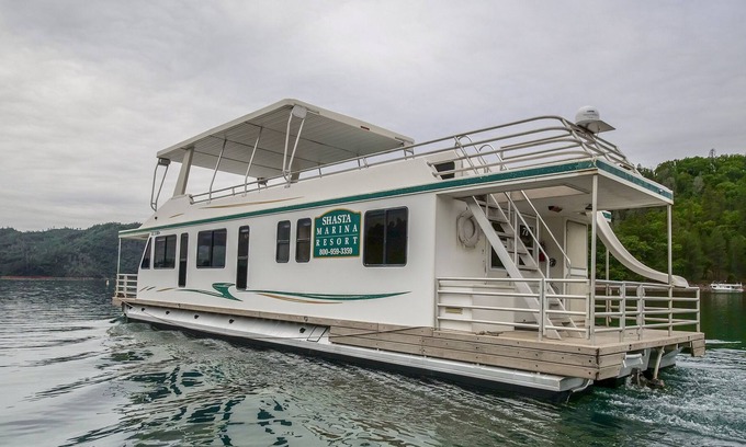 Lakehead Alquiler De Eote | Shasta Marina en la casa flotante Mirage II de Packers Bay