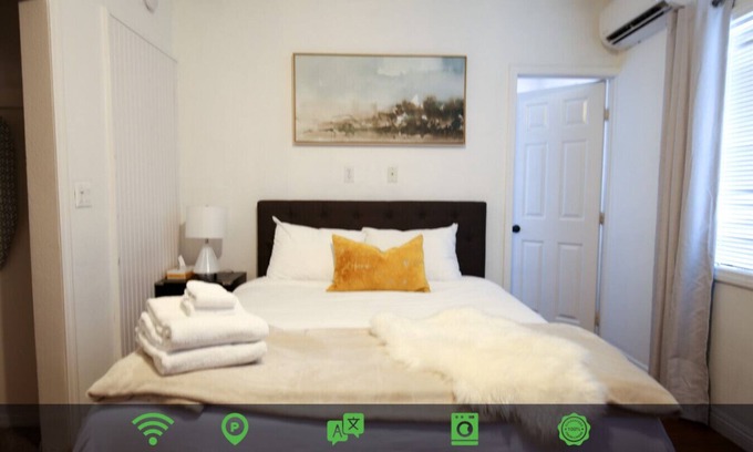 Azusa Apartamento | Adorable Studio Rear House w/ Parking - a Good Choice for Solo or Couple Travelers