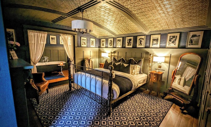 Belfast Cabina | Sheddington Manor -2 Bedroom Guest House & Cinema