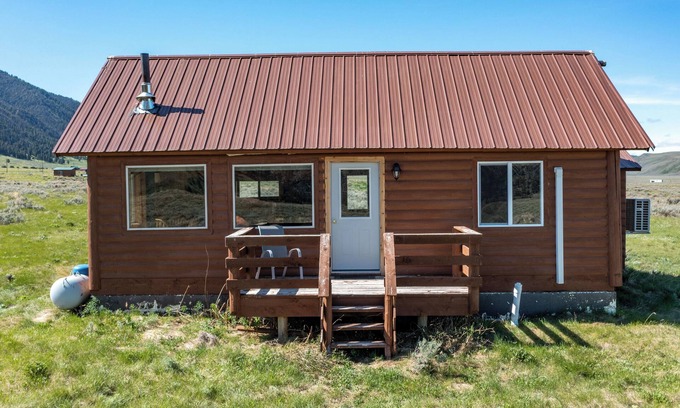 Cameron Cabina | Sheep Creek Cabin B is a cozy retreat offering stunning views: PRIME LOCATION