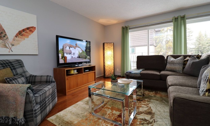 Southwest Calgary Casa | Sheer Perfection by MRU & RGH, 7 min to Downtown! BL#247080