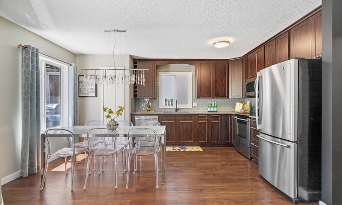 Southeast Calgary Casa | Sheer Perfection Por QUARRY PARK Sleeps 8!