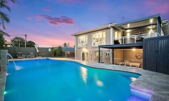 Shellharbour Casa | Shellharbour - 4 bedroom house with large pool, walk to beach & Village Cafes