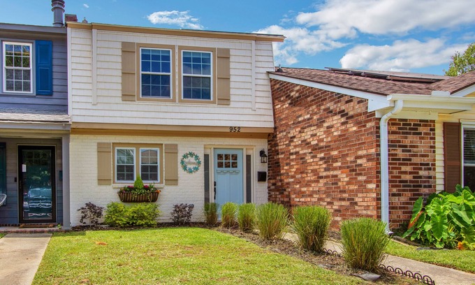 Mount Pleasant Casa | Shem Creek Retreat by AvantStay | 10 Mins to Downtown Charleston | Yard + Patio