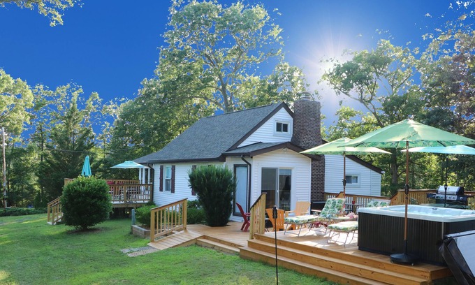 Fort Valley Casa | Shenandoah County Home: Hot Tub, Trails, 3 Decks, 13 activities, no cleaning fee