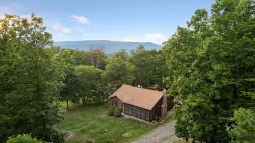 Shenandoah Casa | Shenandoah dog friendly cabin with river access, hot tub, fire pit, BBQ, outdoor dining