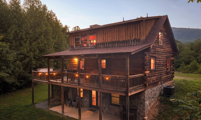 Stanardsville Casa | Shenandoah Mountain Majesty Log Cabin on 15 Acres - Hot Tub-1GB Fiber Internet