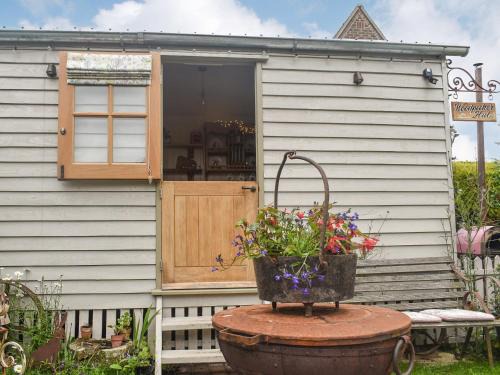Dursley Casa | Shepard's Hut