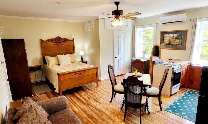 Frederick Otro | Shepards Suite in the historic Manor House!
