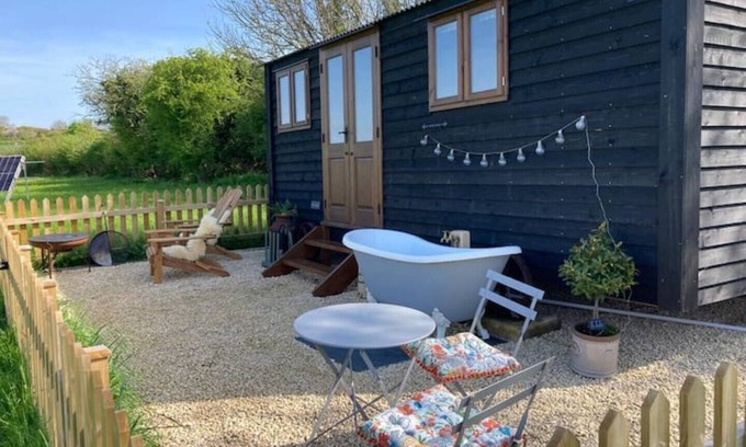 Langport Cabina | Shepherd Hut in Private Meadow With Outdoor Bath