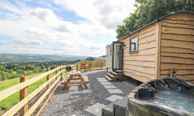 Llandovery Cabaña | SHEPHERD'S CWTCH, pet friendly, with hot tub in Llandovery