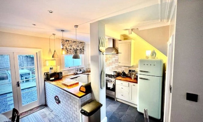 Wormholt and White City Casa | Shepherds Bush 3 bedroom Town House W12