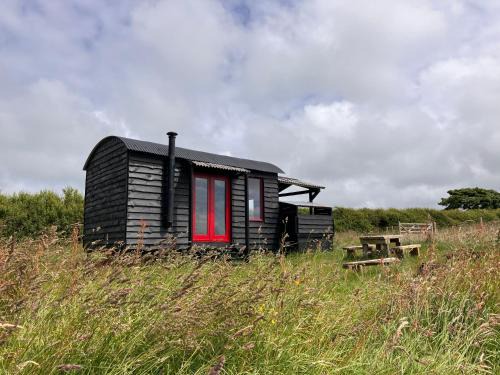 Hartland Otro | Shepherds Hut in a private meadow with sea views
