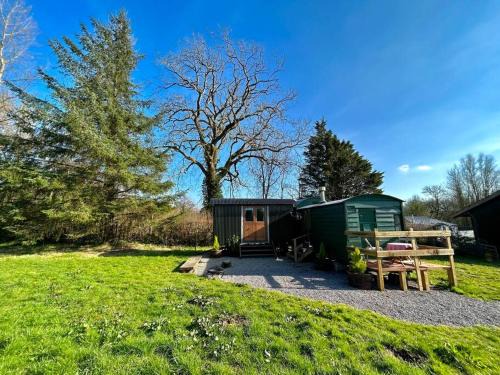 Cowbridge Chalet De Esquí | Shepherds Hut in enclosed field