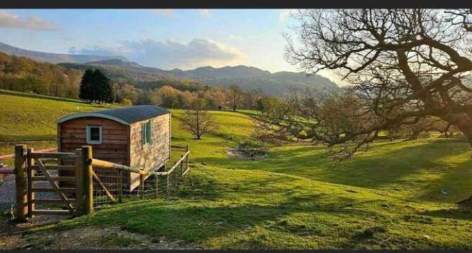 Llanelltyd Otro | Shepherds hut Lowri