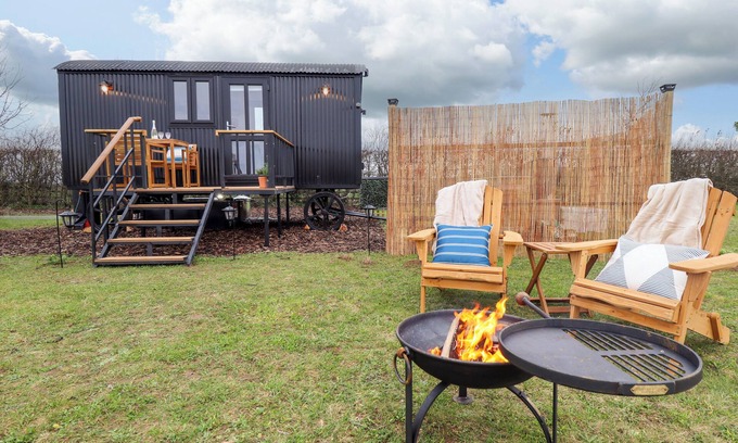 Aubourn Cabaña | SHEPHERDS HUT - OAK, pet friendly, with hot tub in Lincoln