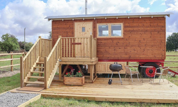 Adlingfleet Cabaña | SHEPHERDS HUT, pet friendly, with open fire in Scunthorpe