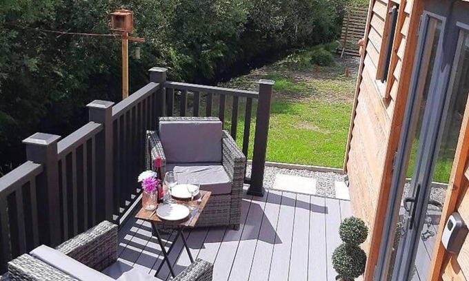 Caergeiliog Cabina | Shepherds Hut With hot tub on Anglesey North Wales