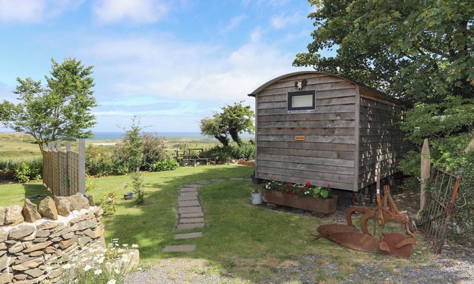 Cylch-Y-Garn Cabaña | SHEPHERD’S STONE, romantic, with hot tub in Llanfaethlu