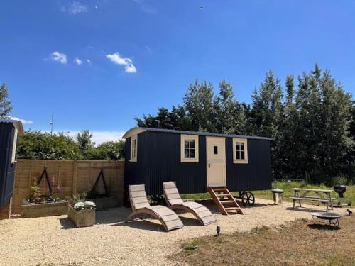 Brackley Casa | ShepherdsHut-Cotswolds-PetFriendly-WoodBurner