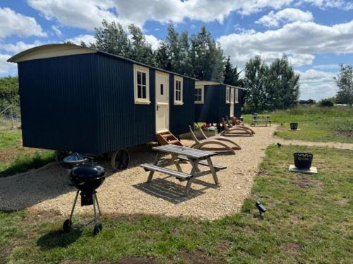 Brackley Casa | ShepherdsHut-Cotswolds-PetFriendly-WoodBurner