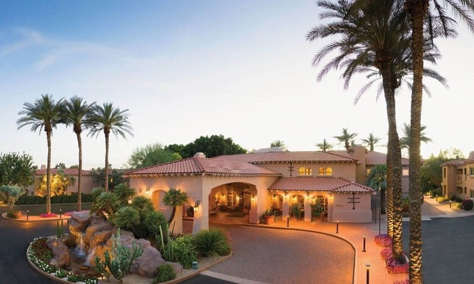North Scottsdale Apartamento | Sheraton Desert Oasis Villa a 1-bedroom apartment w/fully equipped kitchenette.