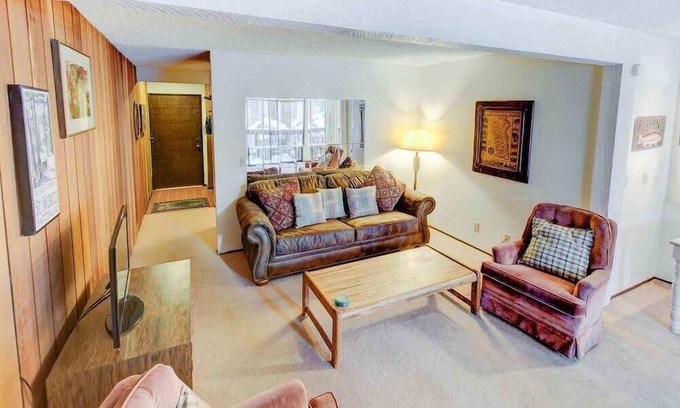 Mammoth Lakes Condominio | Sherwin Villas | Free Shuttle & Near Skiing!